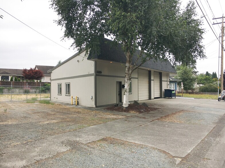 More Photos Of 626 W Main St, Sumner Industrial For Sale