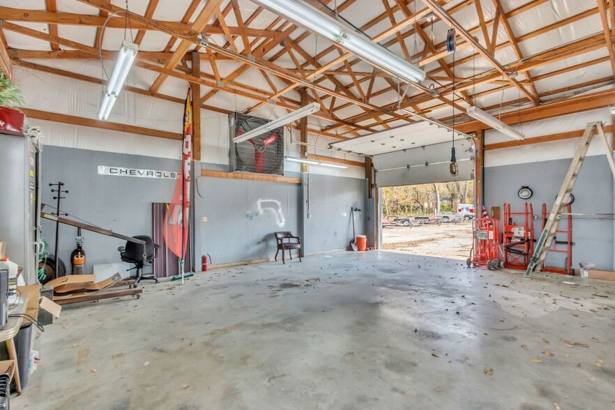 More Photos Of 6522 Polk Ln, Columbia Auto Repair For Sale