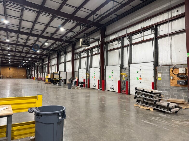 More Photos Of 5201 Park Emerson Dr, Indianapolis Distribution For Lease