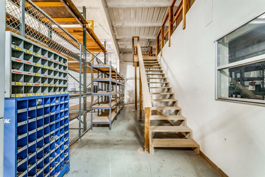 More Photos Of 3997 N US Highway 287, Alvord Warehouse For Lease