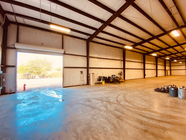 More Photos Of 15064 University Dr, Forney Warehouse For Lease