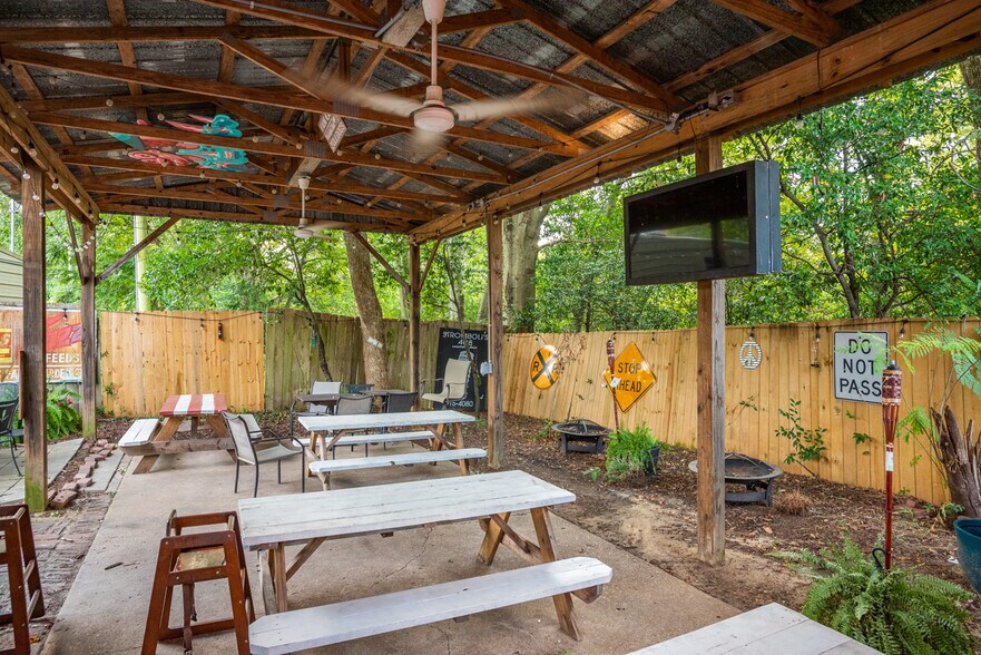 More Photos Of 408 University Dr, Starkville Restaurant For Sale