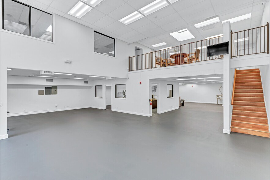 More Photos Of 1925 Francisco Blvd E, San Rafael Light Manufacturing For Lease