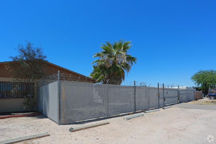More Photos Of 3238 E Columbia St, Tucson Manufacturing For Sale