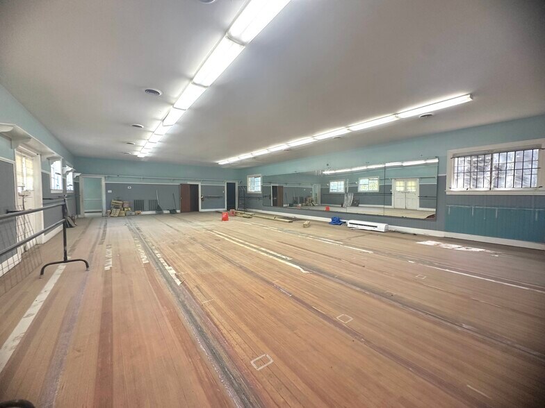 More Photos Of 2212 Lincoln St, Savannah Flex For Lease