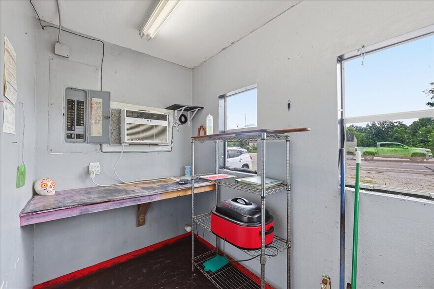 More Photos Of 5720 16th St, Orange Flex For Sale