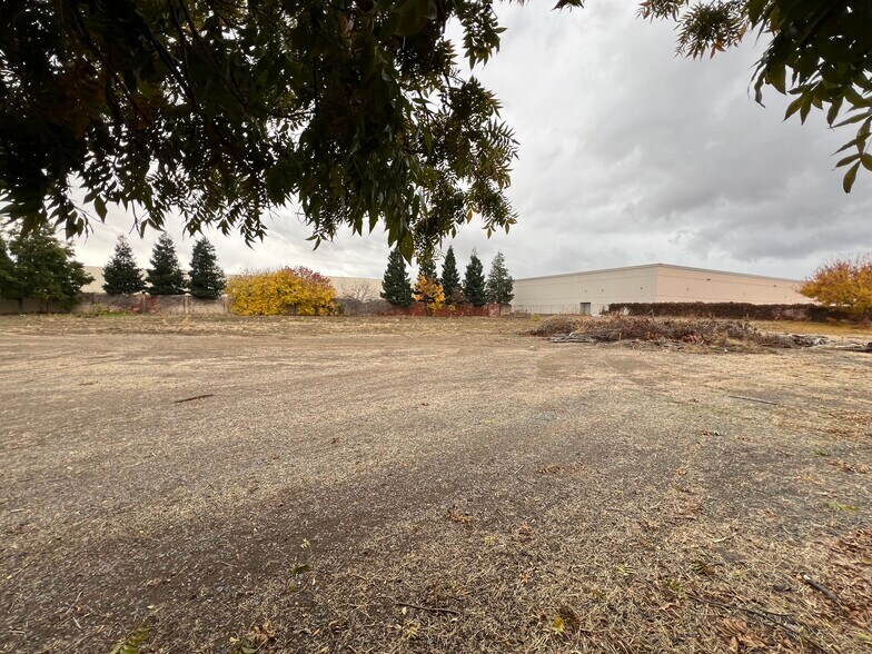 More Photos Of 2721 Empire Ave, Brentwood Flex For Lease