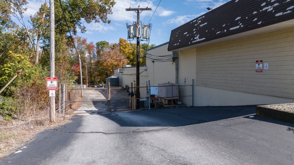 More Photos Of 1320 Eddie Dowling Hwy, Lincoln Showroom For Lease