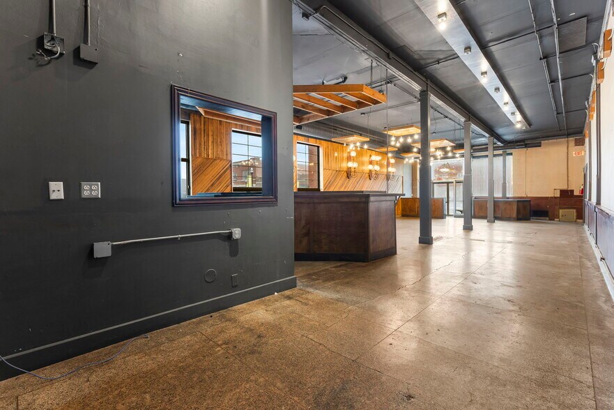 More Photos Of 408 W Walnut St, Springfield Storefront Retail Residential For Lease