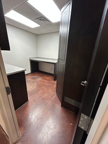 More Photos Of 8576 N Green Hills Rd, Kansas City Flex For Sale