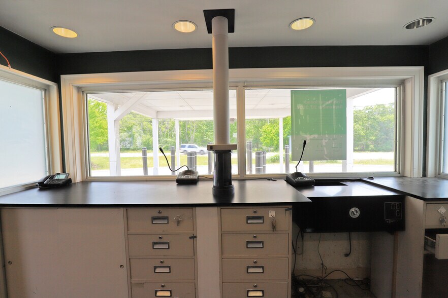 More Photos Of 2 Barlows Landing Rd, Pocasset Bank For Lease