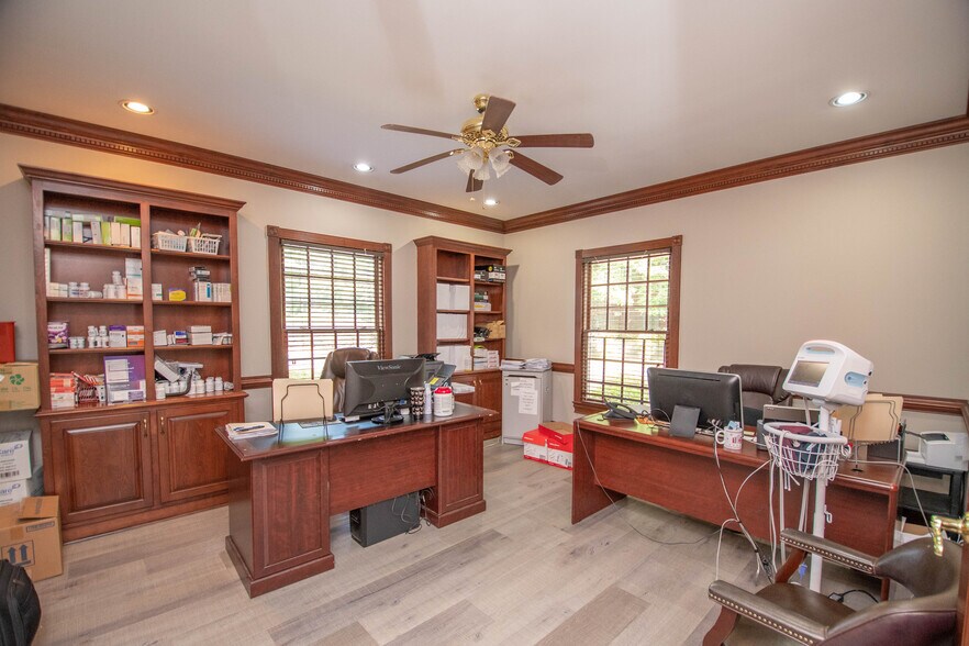 More Photos Of 385 Hawthorne Ln, Athens Medical For Lease