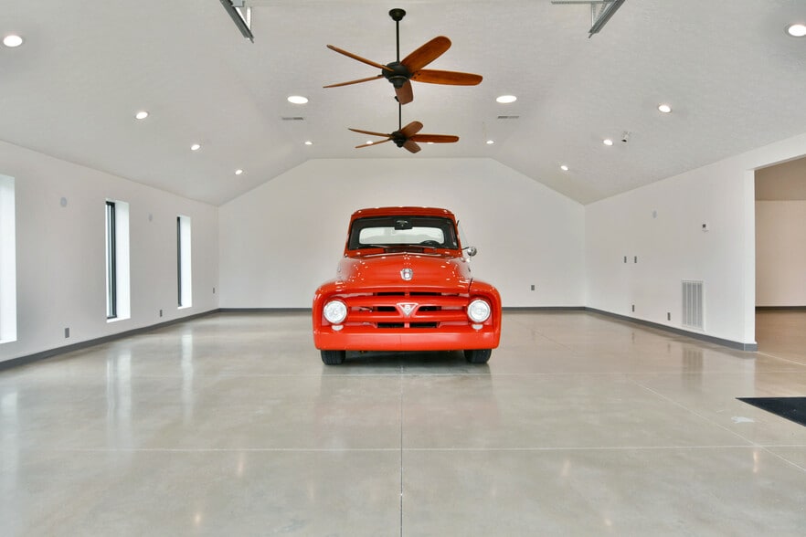 More Photos Of 3019 Parkman Rd NW, Warren Flex For Sale