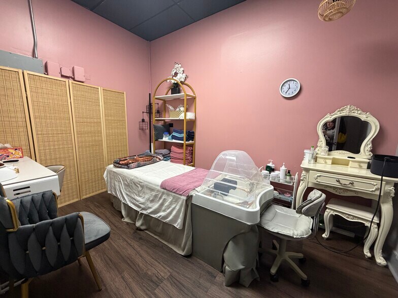 More Photos Of 3510-3528 Dempster St, Skokie Unknown For Lease