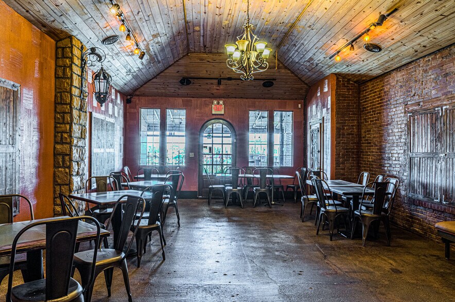 More Photos Of 1026-1038 Chestnut St, Bowling Green Restaurant For Sale