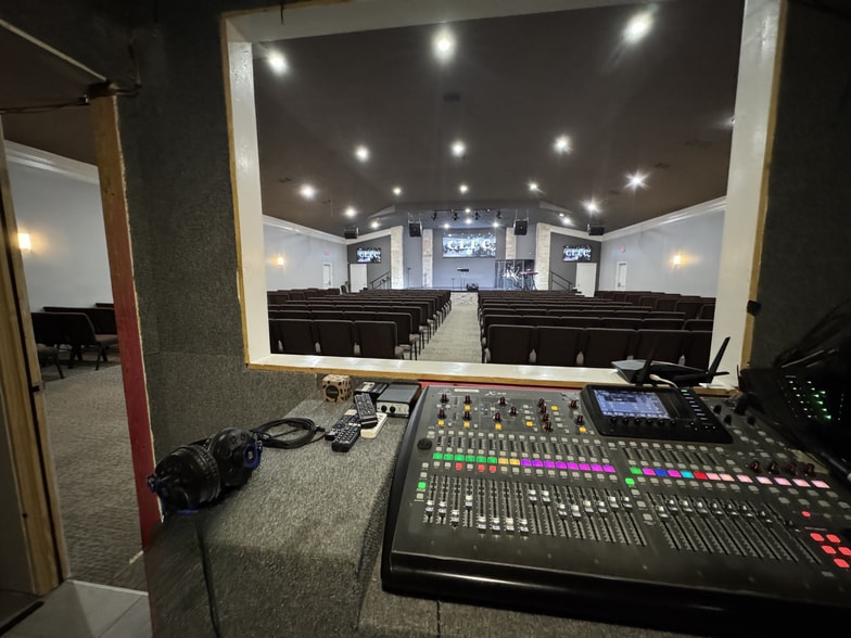 More Photos Of 618 Baca St, Houston Religious Facility For Sale