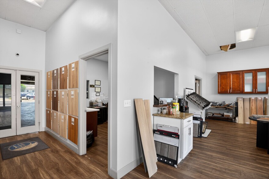 More Photos Of 18314 Sherman Way, Reseda Storefront For Lease