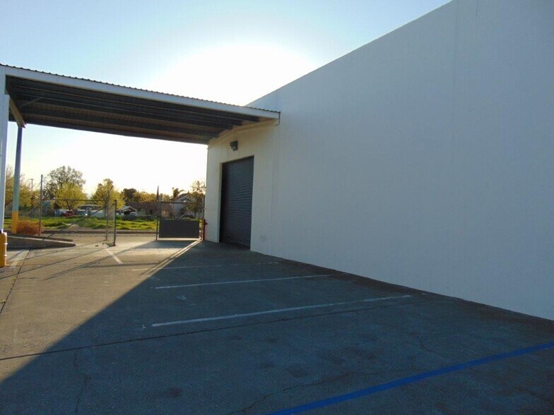 More Photos Of 250 Walsh Ave, Hamilton City Distribution For Sale