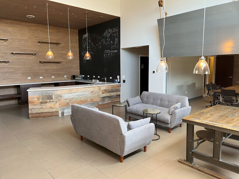 More Photos Of 2155 S Carpenter St, Chicago Warehouse For Lease