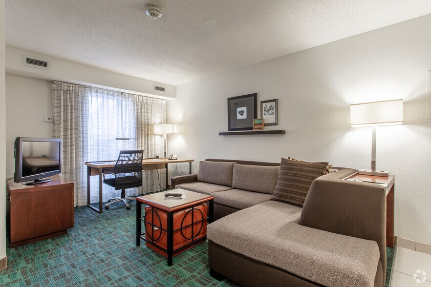 More Photos Of 9765 Crosspoint Blvd, Indianapolis Hotel For Sale