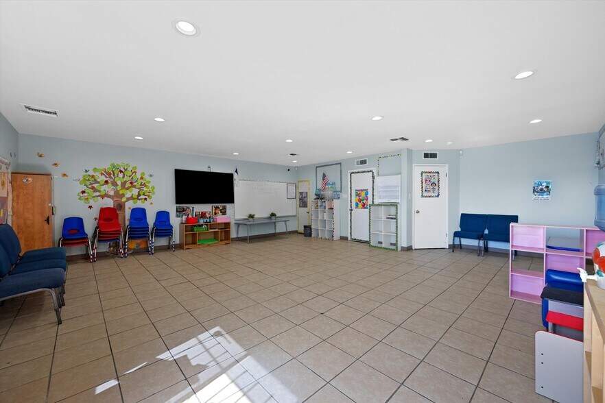 More Photos Of 1307 Columbus St, Bakersfield Specialty For Sale