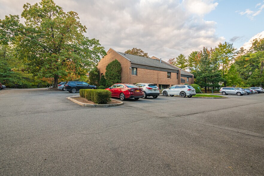 More Photos Of 101-105 Dutch Hill Rd, Orangeburg Office For Lease