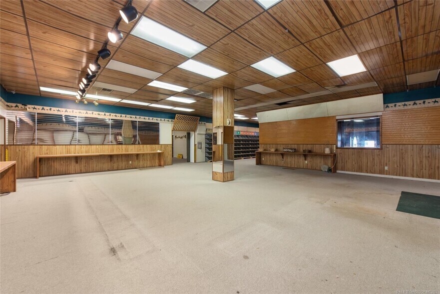 More Photos Of 1509 N Main St, Muskogee Freestanding For Sale