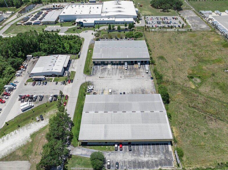 More Photos Of 4960 E Lakeland Commerce Pky, Lakeland Flex For Lease