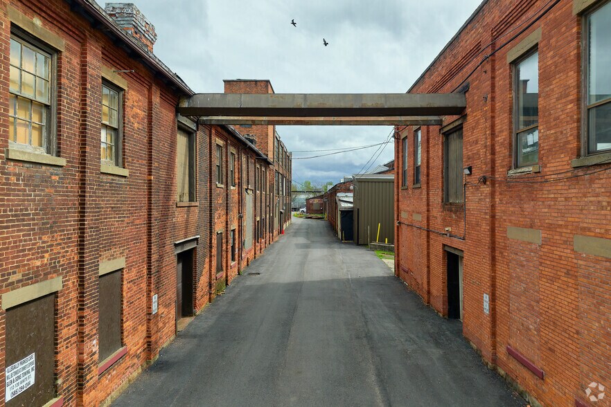 More Photos Of 961-1029 Lyell Ave, Rochester Showroom For Lease