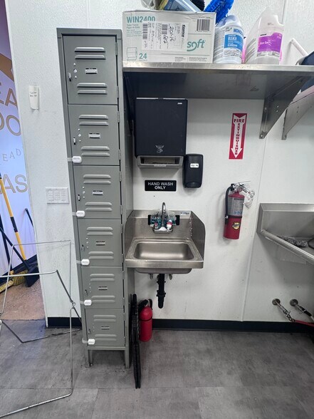 More Photos Of 665 450 N, Vineyard Storefront For Lease