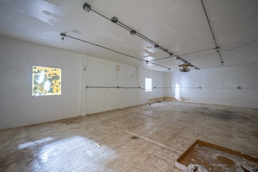 More Photos Of 5261-5265 E Washington Blvd, Commerce Warehouse For Sale