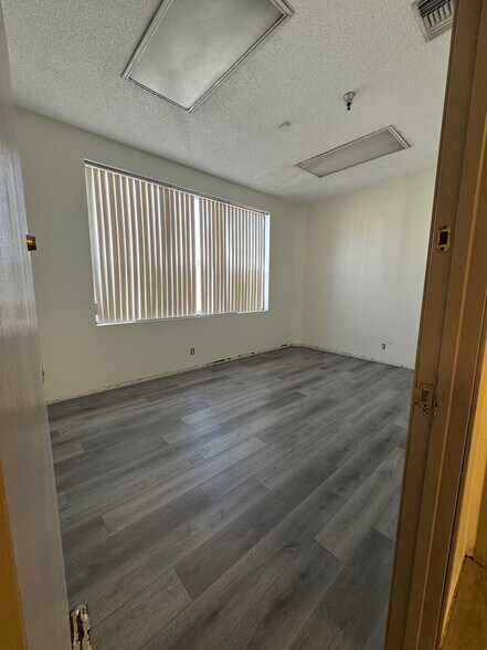 More Photos Of 801 N Lake St, Burbank Warehouse For Lease