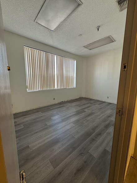 More Photos Of 801 N Lake St, Burbank Warehouse For Lease