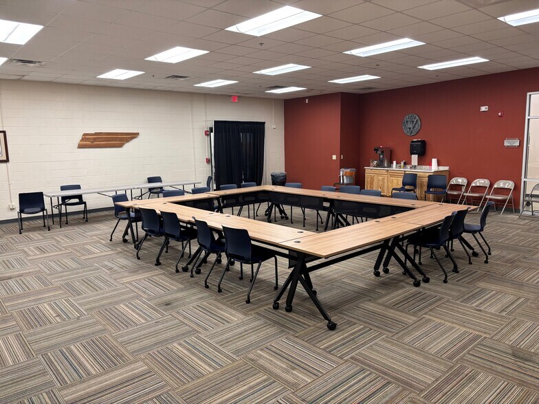 More Photos Of 301 Henslee Dr, Dickson Freestanding For Sale