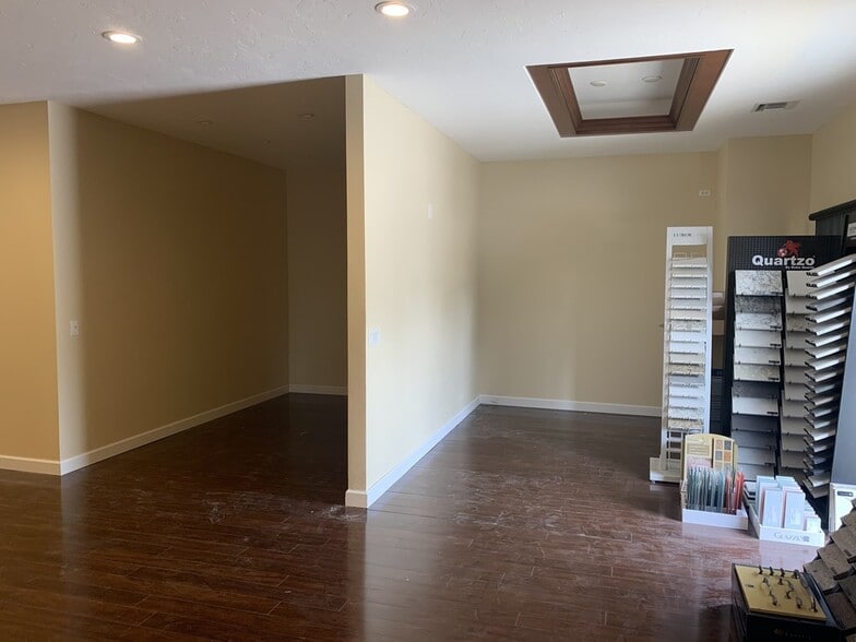 More Photos Of 1575 Cattlemen Rd, Sarasota Showroom For Lease