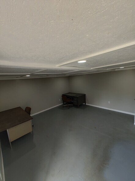 More Photos Of 24380 Hollywood Rd, Hollywood Flex For Lease