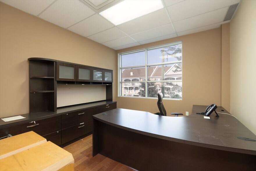 More Photos Of 24 Carré Sicard, Sainte-therese Self Storage For Lease