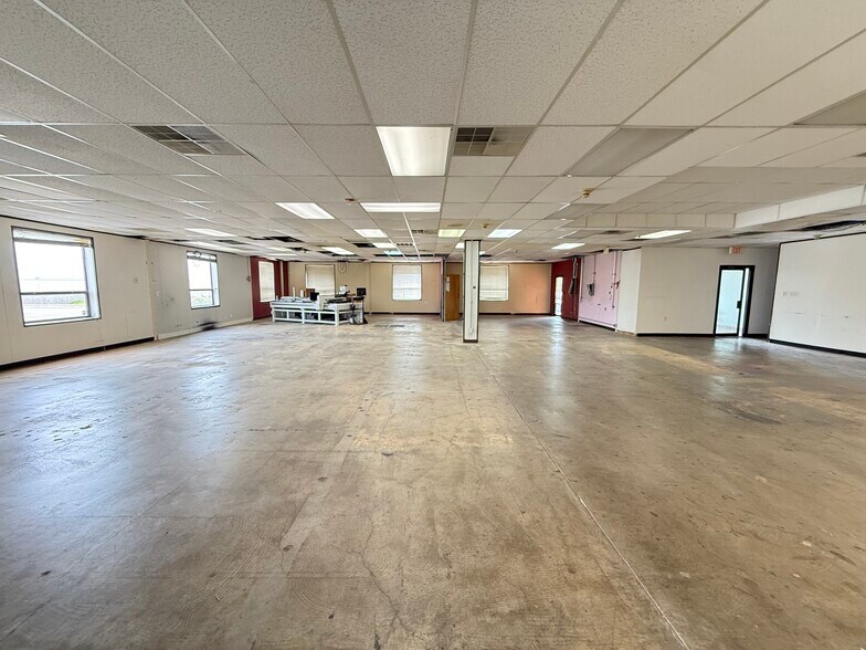 More Photos Of 1606 Headway Cir, Austin Light Manufacturing For Lease