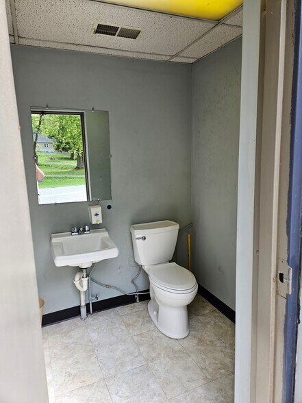More Photos Of 101 Rock Cliff Dr, Martinsburg Auto Repair For Sale