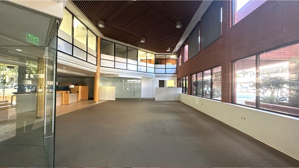More Photos Of 800 Silverado St, La Jolla Office For Sale