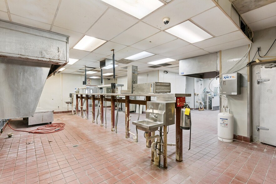 More Photos Of 1025 Magnolia Bluff Way SW, Darien Restaurant For Sale