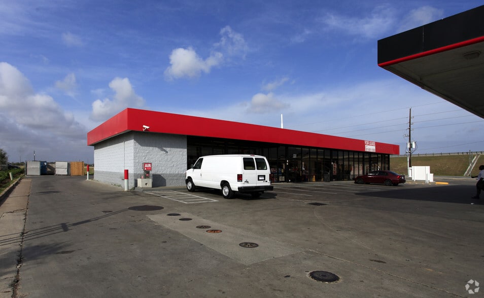 More Photos Of 28111-28115 Southwest Fwy, Rosenberg Freestanding For Sale