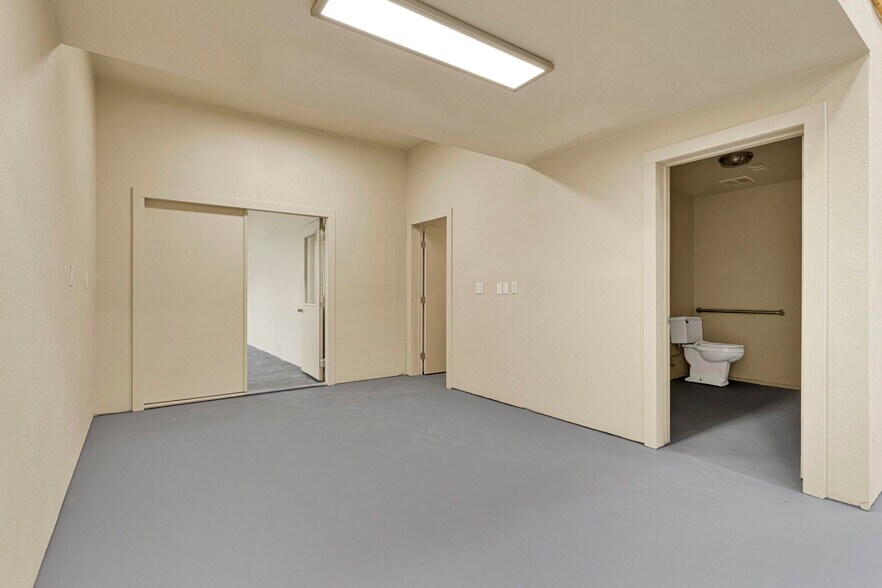More Photos Of 614 W Fairway Blvd, Big Bear City Warehouse For Sale