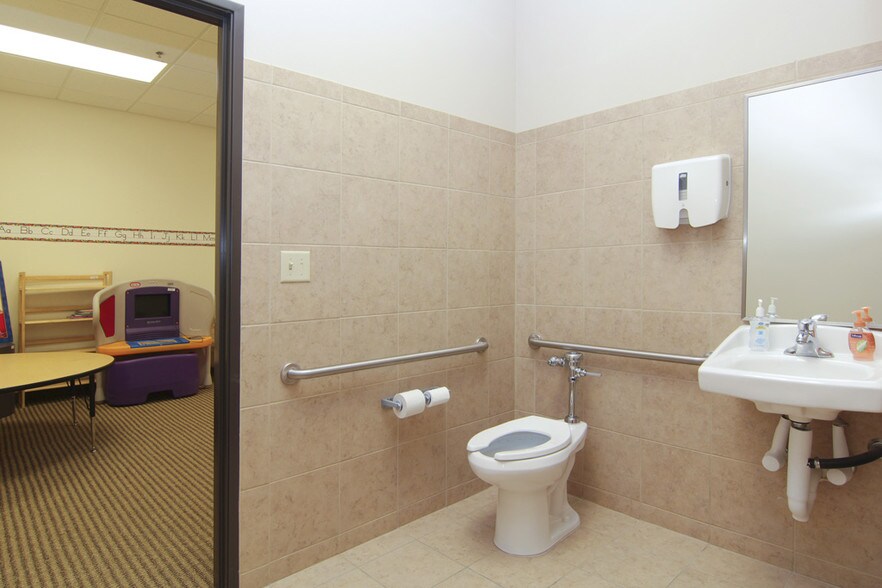 More Photos Of 8955 South Fwy, Houston Schools For Lease