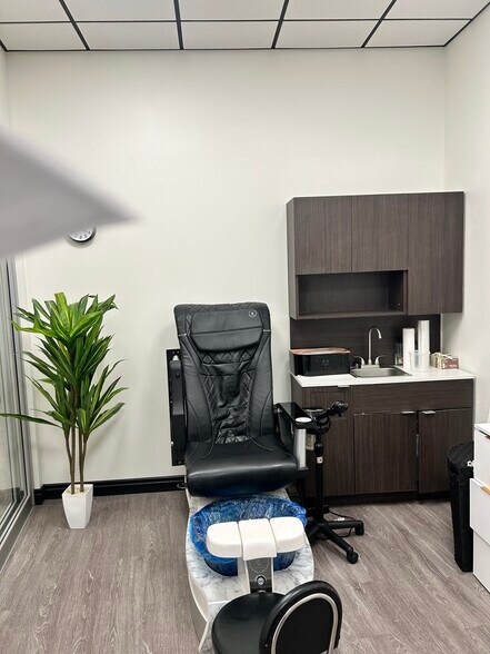 More Photos Of 5020 Park Ave, Memphis Coworking Space