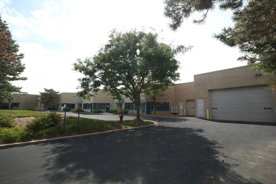 More Photos Of 1001-1015 Commerce Ct, Buffalo Grove Warehouse For Lease