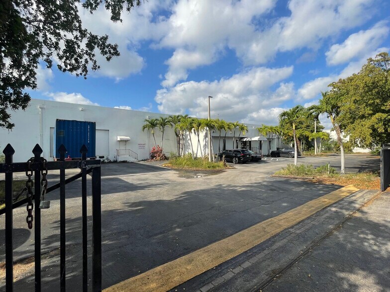 More Photos Of 1730 W 38th Pl, Hialeah Manufacturing For Lease