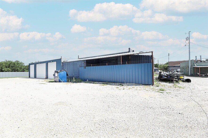 More Photos Of 406 W Wise St, Bowie Industrial For Sale