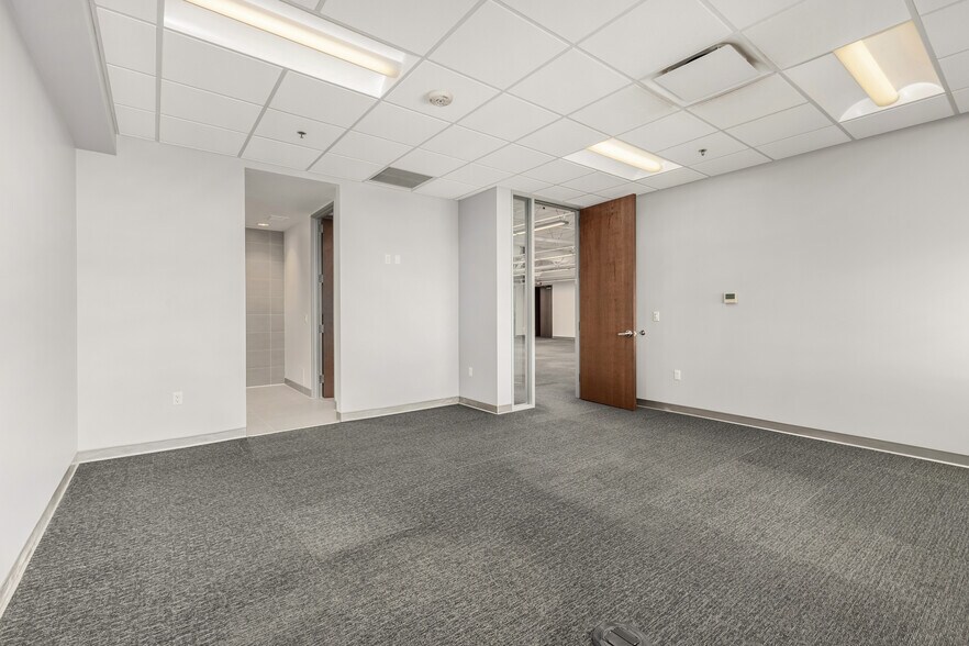 More Photos Of 450 N 54th St, Chandler Distribution For Lease