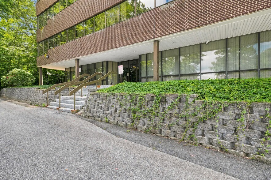 More Photos Of 71 Spit Brook Rd, Nashua Medical For Lease